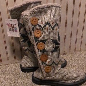 NWT and Packaging…Muk Luks Ivory Fair Isle Malena Boots Size 8.